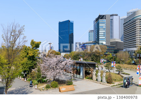 春の大阪城の城テラスと満開の桜 138400978
