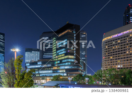 大阪城の城テラスと大阪ビジネスパークの夜景 138400981