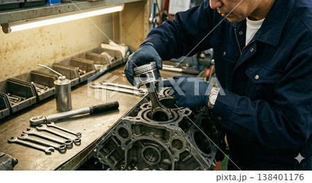 機械を組み立てる職人の手 138401176