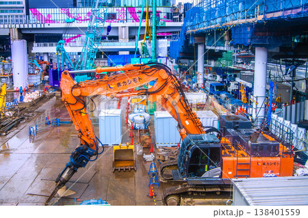 日本の東京都市景観4月1日。渋谷駅西口上空施設新築計画…ZAXIS 500 LCKなど重機がズラリ… 138401559