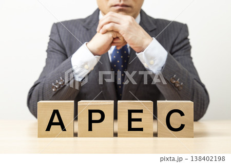 「APEC」と書かれたブロックとビジネスマン 138402198