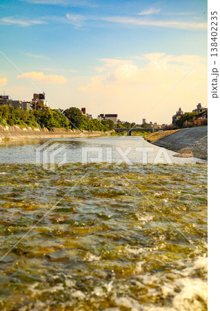 京都 鴨川 清流と街並み 夏風景 Kyoto River 138402235