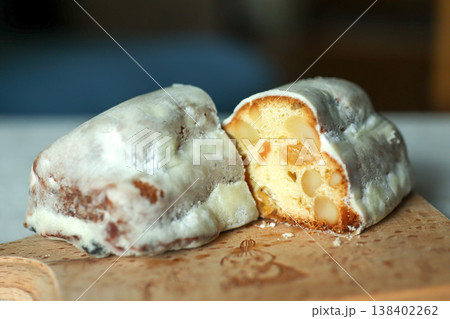 シュトレン ドライフルーツ 断面 パン 菓子 stollen bread 138402262