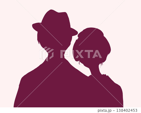 寄り添う着物を着た男性と日本髪の女性　帽子 138402453