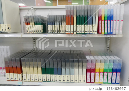 ダブルヒンジ構造でふたが大きく開き書類を出し入れしやすいケースのコングレスケース 138402667