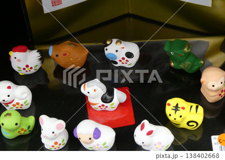 お正月を過ぎても人気の干支のマスコット 138402668