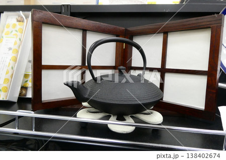 外国でも人気のモダンな南部鉄器の鉄瓶 138402674