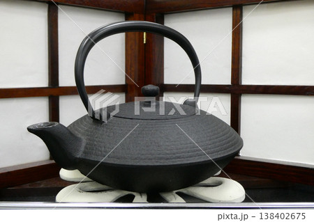 外国でも人気のモダンな南部鉄器の鉄瓶 138402675