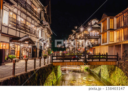 銀山温泉　夜のライトアップ 138403147