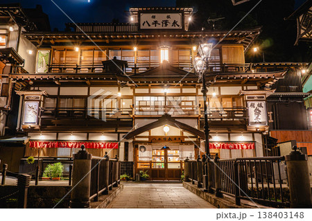 銀山温泉　夜のライトアップ 138403148