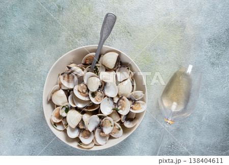 vongole clams, with spices and white wine, top view, no people, 138404611