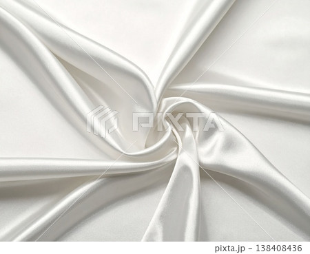 優雅にドレープされた光沢のある質感の白いシルク生地のクローズアップ画像 138408436