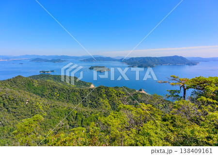 【宮島・弥山】山頂の巨大な奇岩と眼下に広がる瀬戸内海の多島美 【宮島・弥山】山頂の巨大な奇岩と眼下に広がる瀬戸内海の多島美 138409161