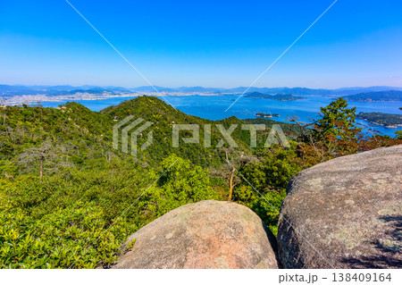 【宮島・弥山】山頂の巨大な奇岩と眼下に広がる瀬戸内海の多島美 138409164
