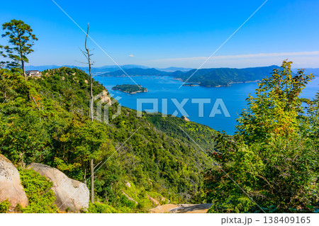 【宮島・弥山】山頂の巨大な奇岩と眼下に広がる瀬戸内海の多島美 138409165