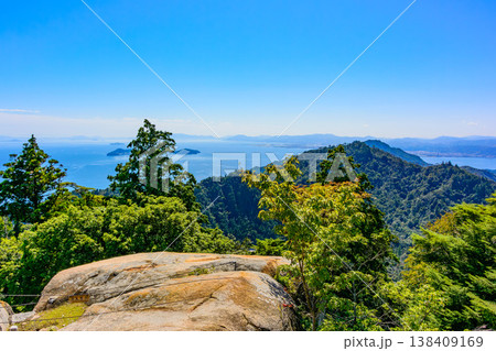 【宮島・弥山】山頂の巨大な奇岩と眼下に広がる瀬戸内海の多島美 138409169