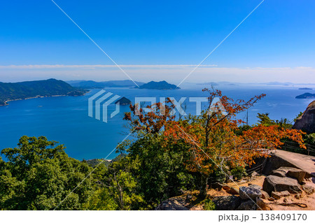 【宮島・弥山】山頂の巨大な奇岩と眼下に広がる瀬戸内海の多島美 【宮島・弥山】山頂の巨大な奇岩と眼下に広がる瀬戸内海の多島美 138409170