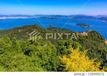 【宮島・弥山】山頂の巨大な奇岩と眼下に広がる瀬戸内海の多島美 138409172