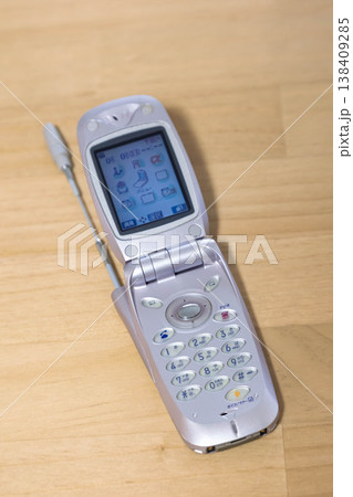 ロッドアンテナのある携帯電話 138409285