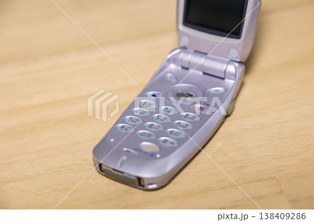 二つ折りの携帯電話 138409286
