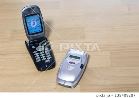 二つ折りの携帯電話 二つ折りの携帯電話 138409287