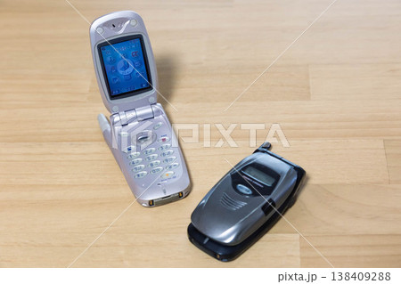 二つ折りの携帯電話 二つ折りの携帯電話 138409288