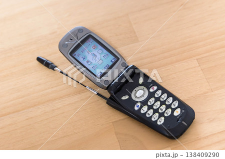 ロッドアンテナのある携帯電話 138409290