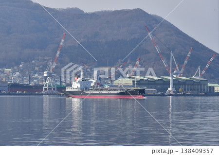 春の北海道函館市函館港を出港する貨物船の風景を撮影 春の北海道函館市函館港を出港する貨物船の風景を撮影 138409357
