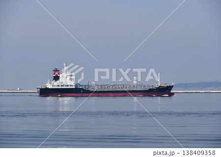 春の北海道函館市函館港を出港する貨物船の風景を撮影 138409358