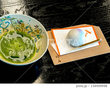 お茶会へのお誘い、たまには着物も良いもんだ お茶会へのお誘い、たまには着物も良いもんだ 138409496