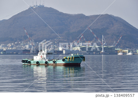 春の北海道函館市函館港で小型タンカーの風景を撮影 138409557