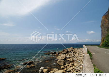 むつ湾沿いを走る国道338号線（青森県脇野沢） 138410093