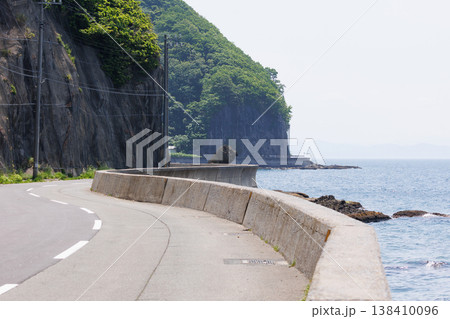 湾沿いを走る国道338号線(青森県脇野沢 湾沿いを走る国道338号線(青森県脇野沢 138410096