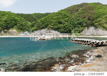むつ湾沿いを走る国道338号線（青森県脇野沢） 138410097