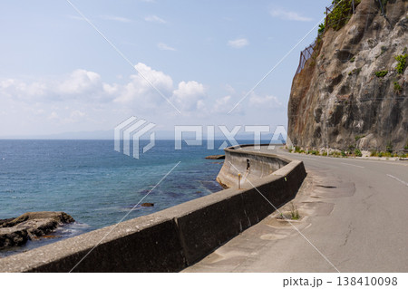下北半島の端っコへと向かう国道338号線（青森県脇野沢） 138410098