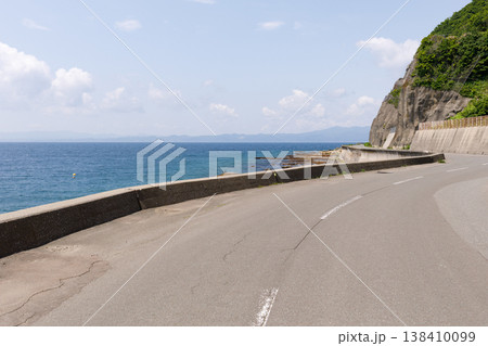 むつ湾沿いを走る下北半島国道338号線（青森県脇野沢） 138410099