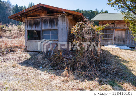 小屋と枯草 小屋と枯草 138410105