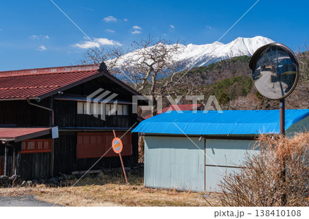 開田高原のカーブミラー 138410108