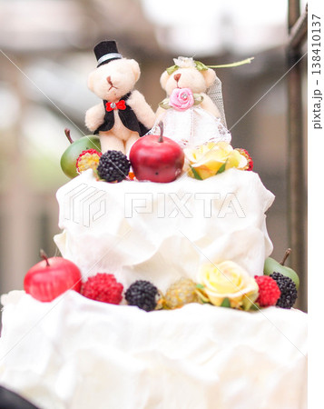可愛いクマさんのウエディングケーキ 138410137