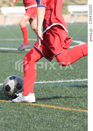 ボールを蹴るサッカー選手 ボールを蹴るサッカー選手 138410205