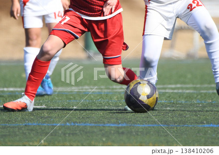 ドリブルするサッカー選手 ドリブルするサッカー選手 138410206
