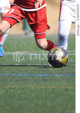 ドリブルするサッカー選手 ドリブルするサッカー選手 138410207