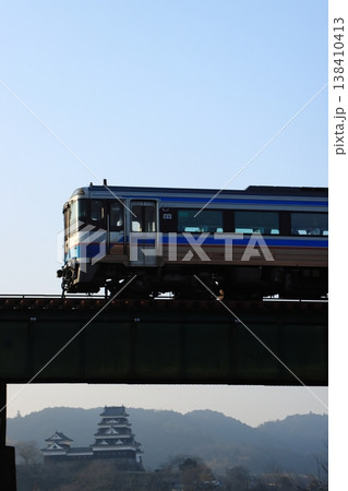 大洲城を横目に早朝の予讃線を走行するキハ185系の乗り得普通列車_2026/2/21撮影 大洲城を横目に早朝の予讃線を走行するキハ185系の乗り得普通列車_2026/2/21撮影 138410413