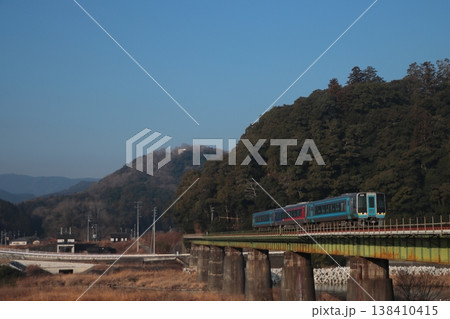 雄大な四国山地を背景に鉄橋を渡るJR四国2000系気動車の特急宇和海_2026/2/21撮影 雄大な四国山地を背景に鉄橋を渡るJR四国2000系気動車の特急宇和海_2026/2/21撮影 138410415
