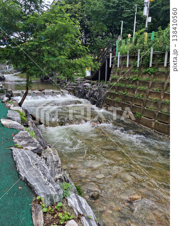 It is a valley with strong currents. 138410560