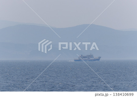 陸奥湾沖を進む陸奥湾フェリー 陸奥湾沖を進む陸奥湾フェリー 138410699