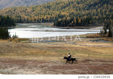 カナス草原を駆ける騎馬のシルエット 138410916