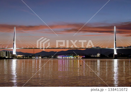 気仙沼湾の夕焼けの風景 気仙沼湾の夕焼けの風景 138411072