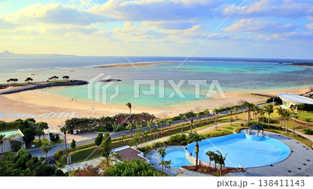 沖縄の青い海とビーチが見える夏の風景 沖縄の青い海とビーチが見える夏の風景 138411143