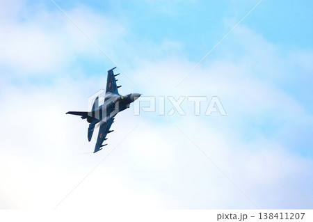 首都防空の要『百里基地』の上空を高機動飛行するF-2ジェット戦闘機 首都防空の要『百里基地』の上空を高機動飛行するF-2ジェット戦闘機 138411207